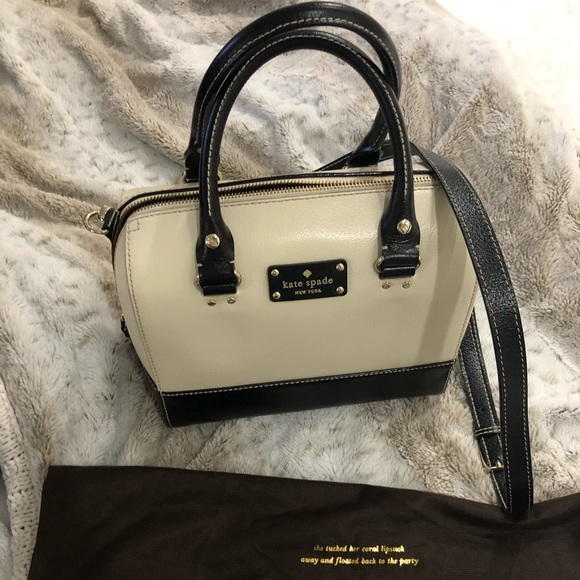kate spade Handbags - Cute spacious Kate spade bag, only used once.
